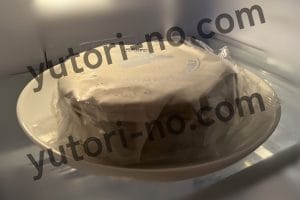 ルタオのショコラドゥーブルを冷蔵庫に入れて解凍を開始する様子