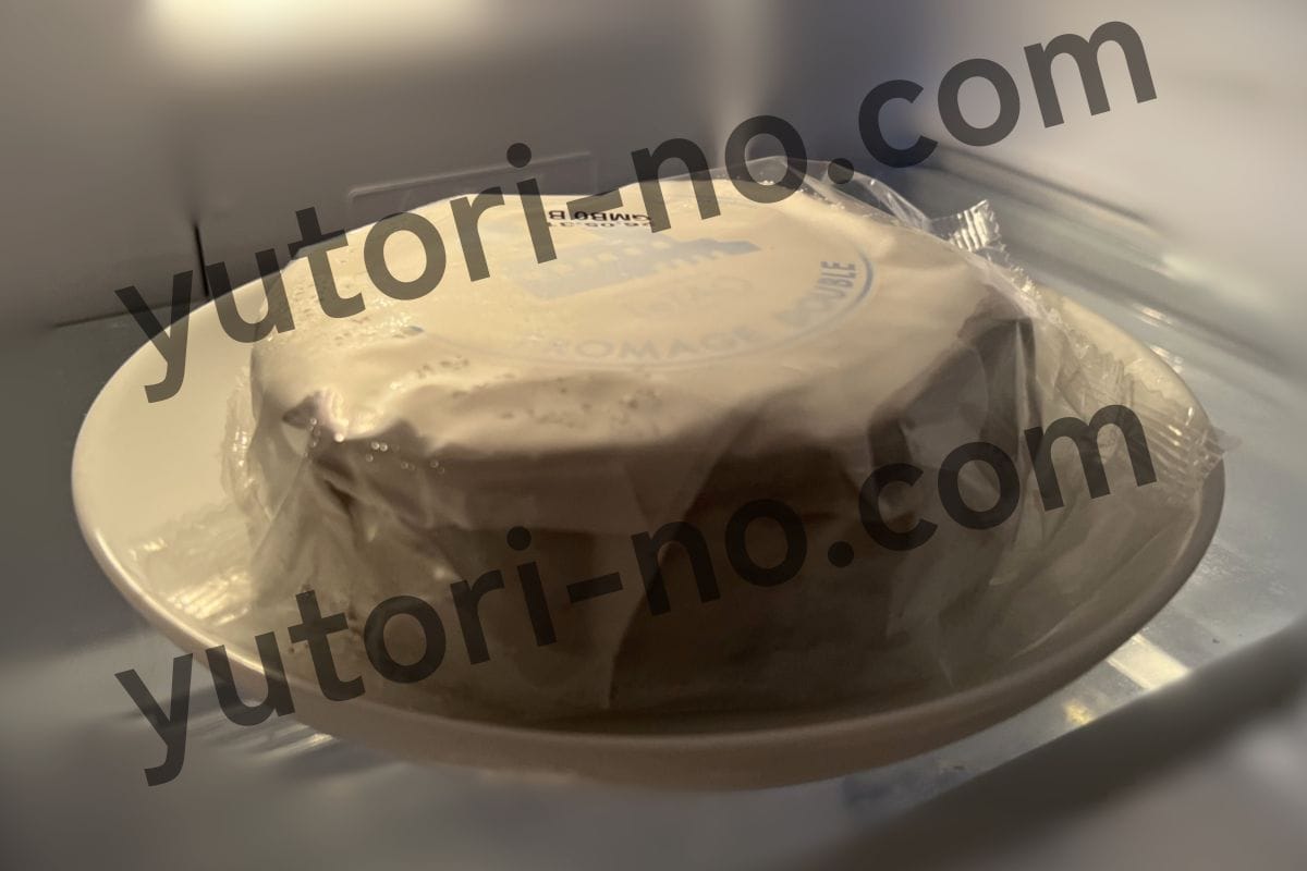 ルタオのショコラドゥーブルを冷蔵庫に入れて解凍を開始する様子