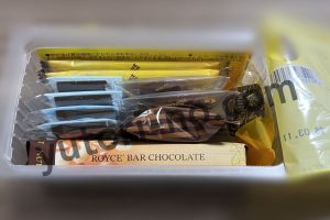 おつまみチョコ(イエロー)のフタを開けて上から撮影した写真