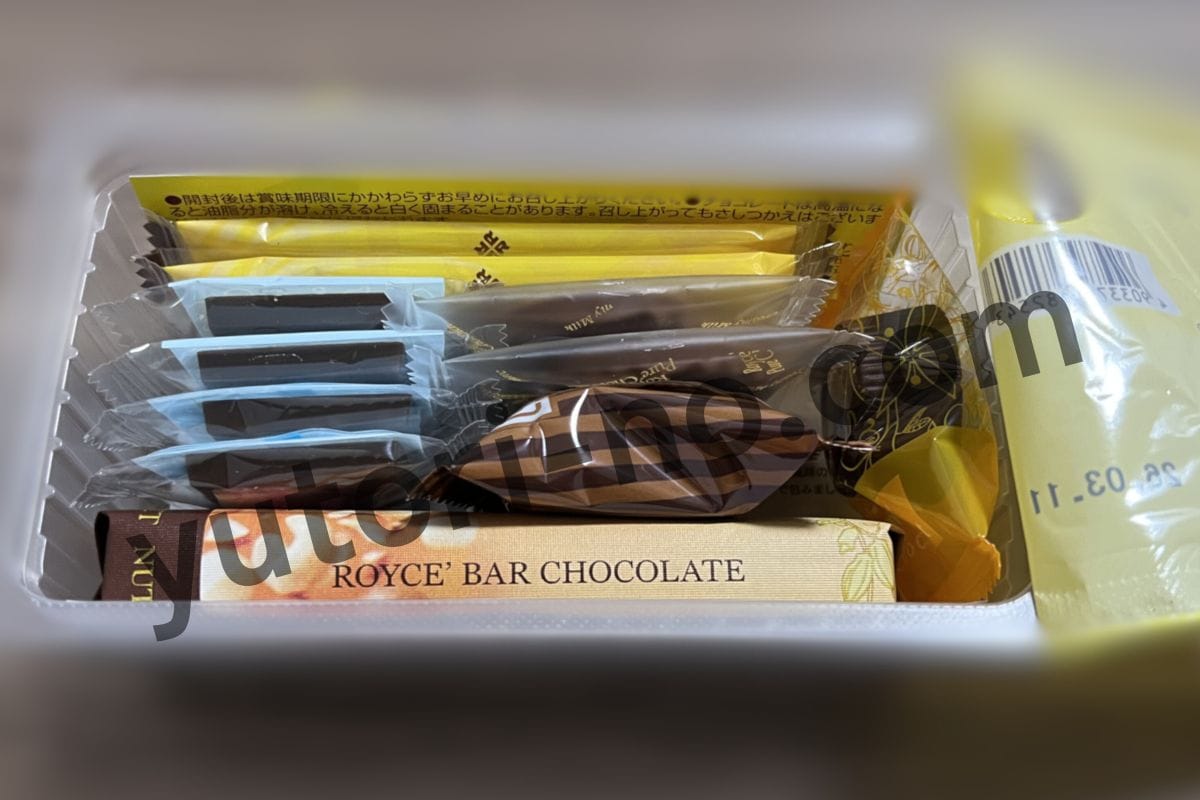 おつまみチョコ(イエロー)のフタを開けて上から撮影した写真