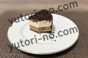 一口食べた後のルタオのショコラドゥーブルの断面