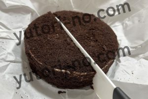 ルタオのショコラドゥーブルを包丁で半分にカットしている様子