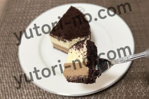 フォークで一口分を持ち上げたルタオのショコラドゥーブル