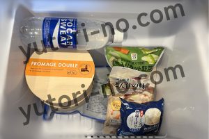 冷凍庫内でドゥーブルフロマージュのサイズを500mlペットボトルと比較