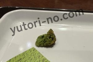 プレミアム濃密抹茶チョコクロのクッキーのようなザクザク食感部分のアップ