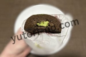 ビアードパパの玉露抹茶シューの断面