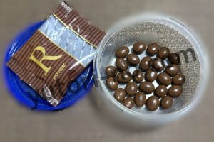 ロイズのコーヒービーンズチョコレートが1袋何個入りか粒数を数えている様子